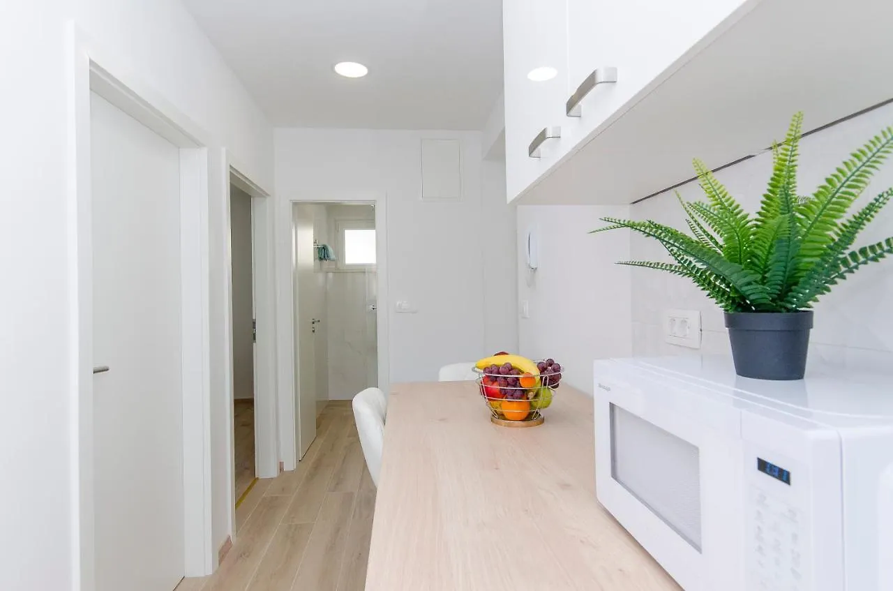 Lanuna Apartment Split