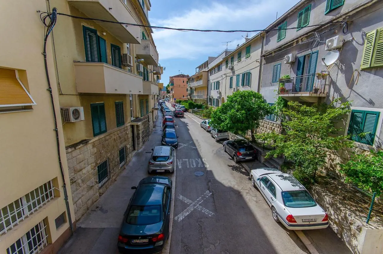 Lanuna Apartment Split