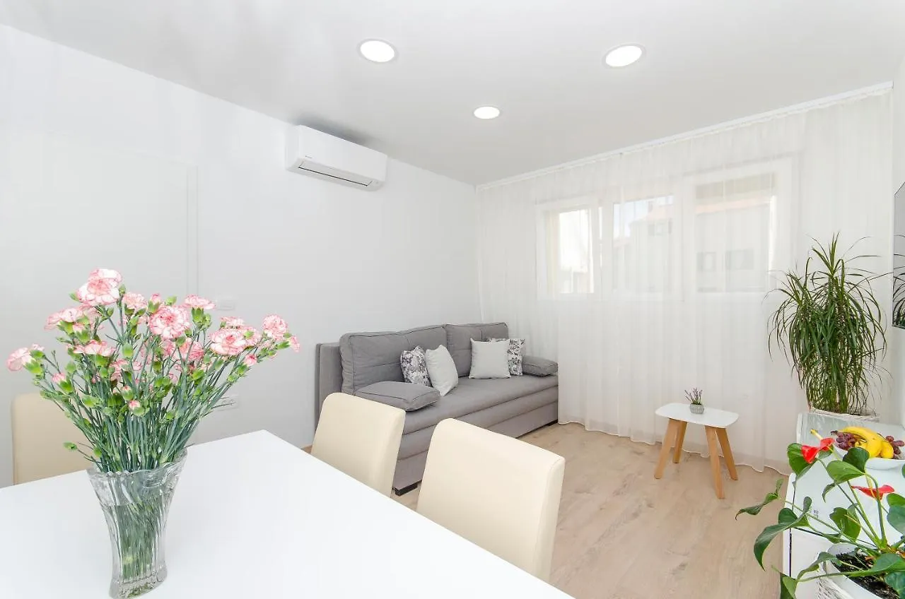 Lanuna Apartment Split