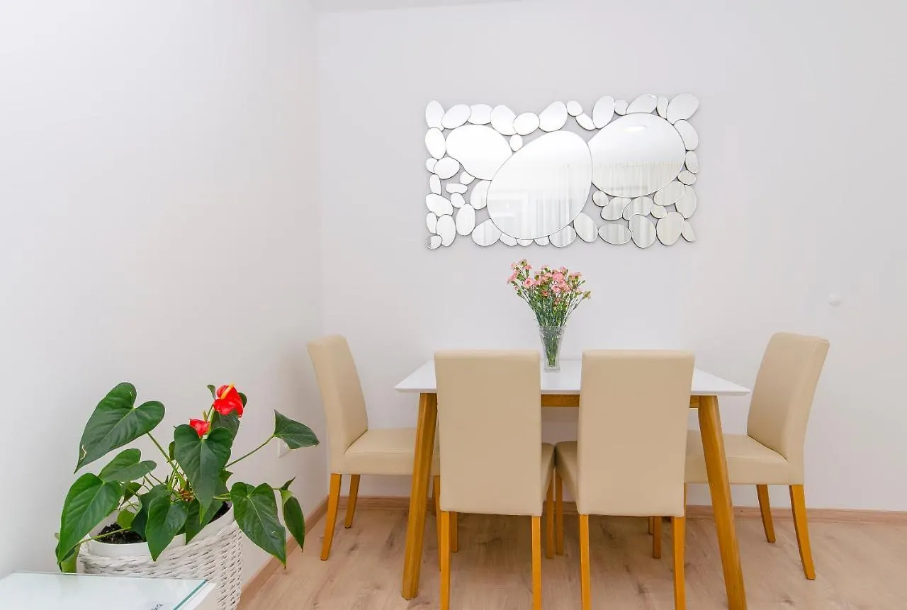Lanuna Apartment Split